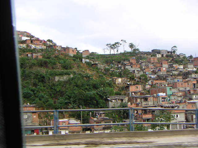 FAVELAEN VOKSER: Favelaen er ofte organisert i mafialignende celler. Hvert område regjeres av kriminelle, og det er disse som bestemmer det meste av livet i sin bydel.