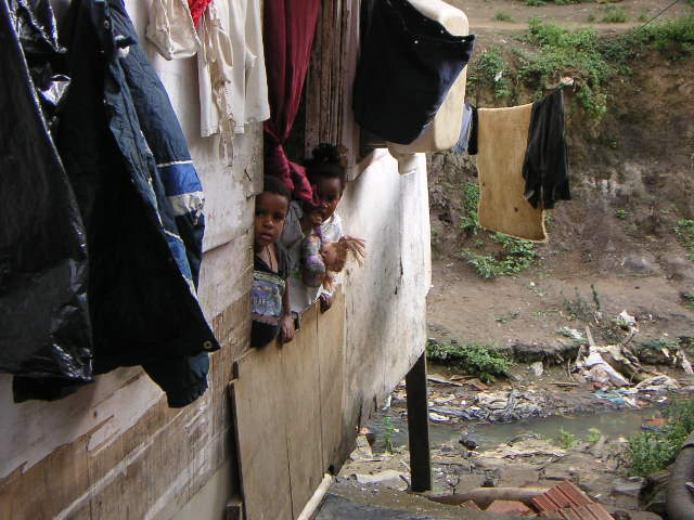 Å leve under slike forhold som det er i favelaen gjør at menneskene ofte blir lite motstandsdyktig mot sykdommer. Folk bor tett og det er vanskelig med renholdet. Det er derfor lett å bli smittet.