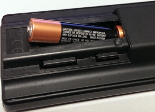 Nadzorne Tipke TV in Upravljanje TV/AV + P/CH + Vstavljanje Baterij v Daljinski Upravljalnik Odstranite zadnji pokrovček, da razkrije predal za baterije. Namestite dve AAA bateriji.