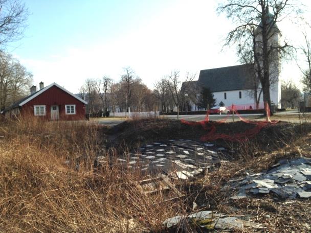 Munkeby klosterruin, Levanger, Nord-Trøndelag ID 7018 Arbeidet har i år foregått i nordre korsarm. Vegetasjon er blitt fjernet og sementfuger meislet ut.