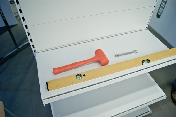 0. Verktøy Man trenger kun verktøy for å montere våre stålreoler. () Gummihammer eller rekylfri hammer med gummibelegg () Vater () mm kombinøkkel (stillbein).