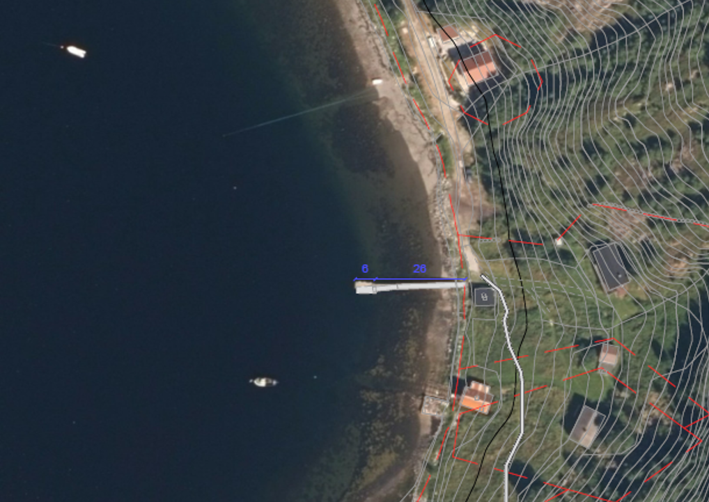 Fig.10 Ortofoto viser naust/uthus med brygger/båtinntrekk markert i rødt, strandlinje i blått Det er lite trolig at tiltaket vil hindre fri ferdsel i sjø, da installasjonen ikke strekker seg mer enn
