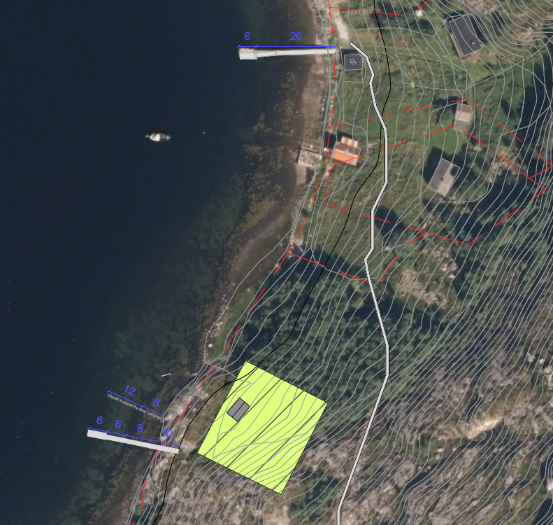 Fig. 2 Kartutsnitt som viser tomt nr. 26 med inntegnet forslag 1 til plassering på flytebrygge, samt naboeiendom med naust og flytebrygge.