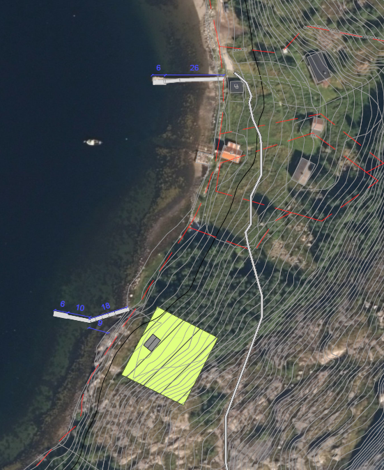 Fig. 3 Kartutsnitt som viser tomt nr. 26 med inntegnet forslag 2 til plassering på flytebrygge, samt naboeiendom med naust og flytebrygge. Forankring.