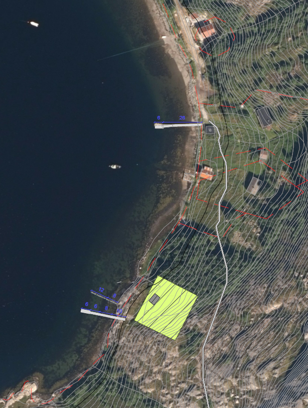 Fig. 8 Kartet viser stien som går på oversiden av hyttetomten i øst. Stien ligger også på oversiden av naust/uthust på eiendom 33/3 og 33/10.