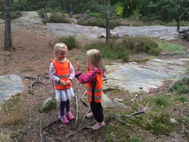 PÅ TUR I JEGERSBERG Nå er barna eldst i barnehagen og de trenger større utfordringer både sosialt, motorisk og og kognitivt. Stort sett hver mandag går O gruppene på Snøkrystallen og Havblikk på Tur.