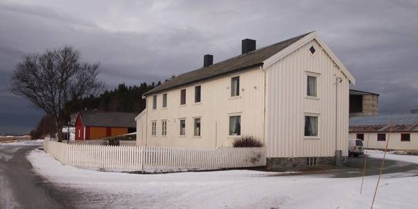 Strandsitter og gårdsmiljøet på Nesset består av eiendommene: 74/2 (det eldste våningshuset. nr. 183428098), 74/1 (Våningshuset på gården nr.