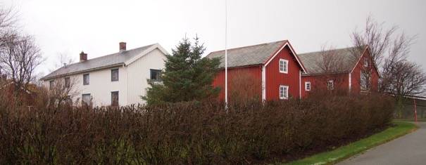 var en gård, i 1764, men solgte etter en ti års tid til spekulanter i Trondheim. I 1782 kom gården tilbake på bondehender igjen og samme slekt satt på gården til de solgte til staten i 1989.