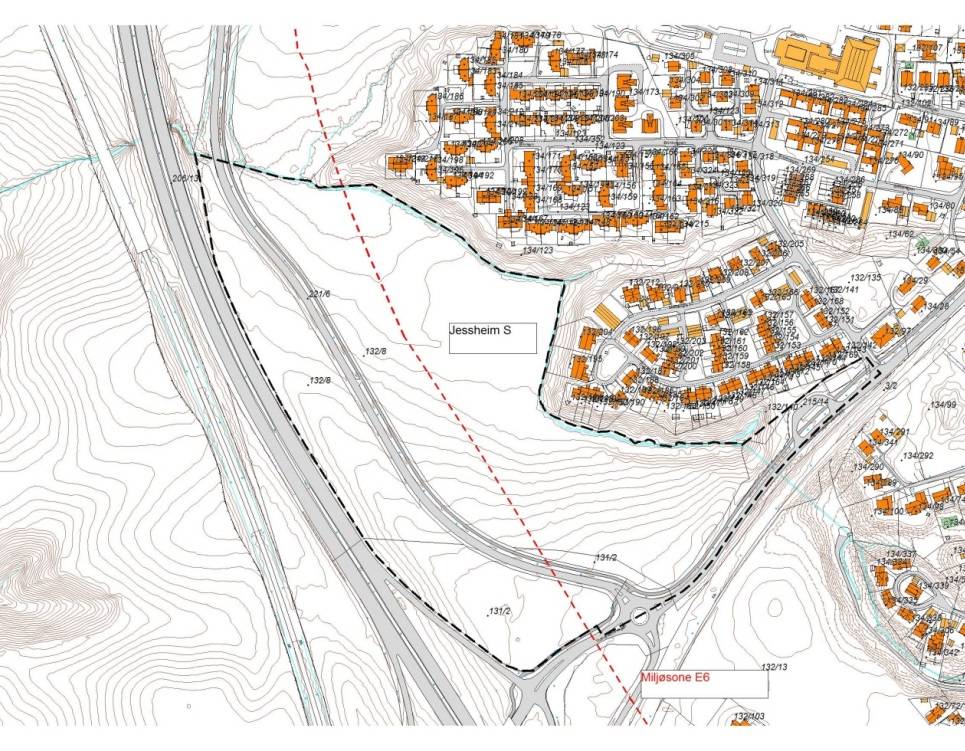 Planstatus Kommuneplanen for 2015-2030. Planområdet er lagt inn som område 29 og avsatt til kombinert bebyggelse- og anleggsformål. Kommuneplanens bestemmelse for område 29, 3.3.11: «Det tillates ingen bebyggelse innenfor miljøsonen langs E6.