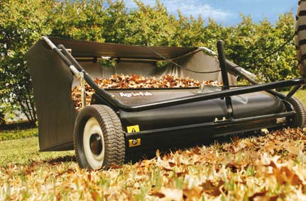 Traktorer og hageredskap. Det er behagelig å kjøre en hagetraktor. Spesielt når det står Toro på den.