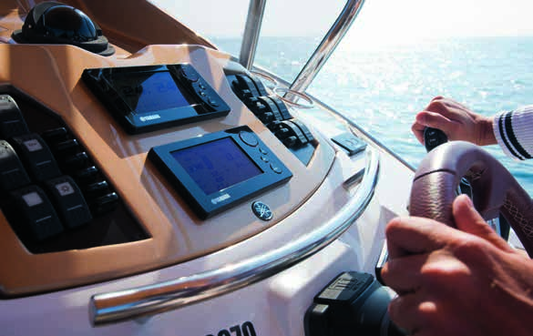Helm Master - integrert manøvrering Det har aldri vært lettere å kjøre en båt med to motorer. Helm Master er et komplett system. I lav fart manøvrerer du båten med en hånd på en avansert joystick.
