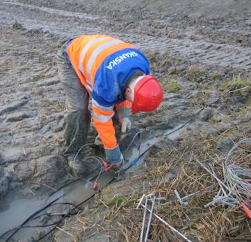 Resistivitetsmetoden elektriske motstandsmålinger 2D resistivitetsmålinger Elektroder i bakken, koblet til kabel Et fast oppsett av strøm- og spenningselektroder utgjør en konfigurasjon Hovedtyper