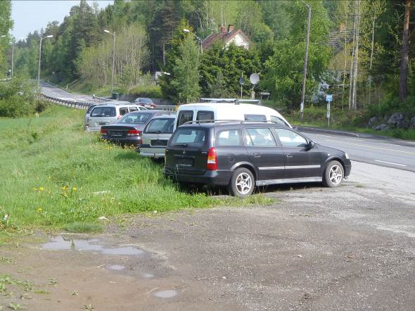 Side 5 av 10 Vi viser videre til bilder under av komponenter fra bilvrak liggende direkte på bar mark: Bilde 4 Bilde 5 Bilde 6 Bilde 7 Avfall og forurensningsfare Fylkesmannen finner at kjøretøyene