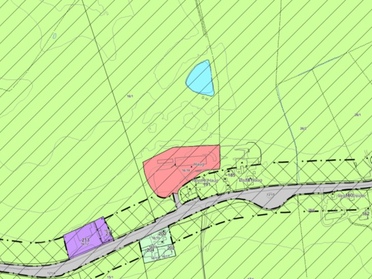 Planområdet er disponert til landbruks-, natur- og friluftsformål (LNF-formål), bebyggelse og anlegg (offentlig anlegg/brannstasjon- og ambulansetjeneste) og ligger i hensynssone for bevaring av