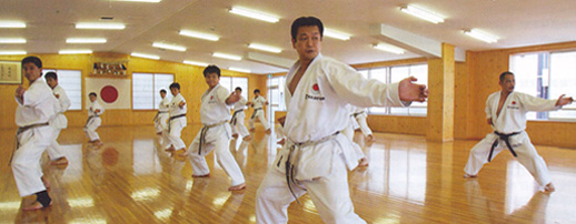 Vi minner igjen om JKA Karateskole sommeren 2008 JKA Norway ønsker fra sommeren 2008 å starte med karateskole for unge instruktører.