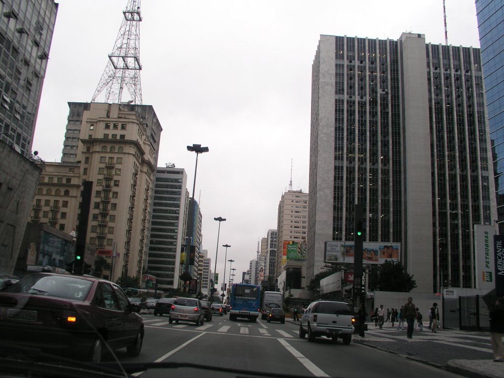 SÃO PAULO São Paulo er en av verdens største byer. I hele São Paulo by bor det mellom 25 og 30 millioner mennesker. Det er hele tiden en kolossal tilflytting til byen.