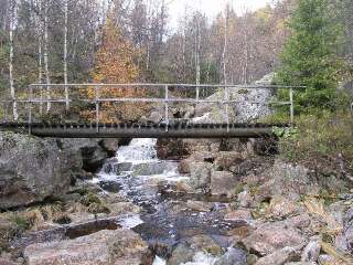 Lokalitet. 2. Mørkevann til Selland. Nederst er det en steinete strekning på ca. 20 m der fisk kan vandre. Forholdene er likevel ikke gode her. Så kommer en foss med en høyde på 2-2,5 meter.