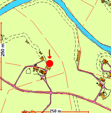 Plassering: Det eksisterande bygget ligg fire meter frå nabogrense (ut frå situasjonsplan i M=1:1000). Tilbygget kjem på nordsida av eksisterande bygg, og vil vera plassert 13 m frå nabogrense.