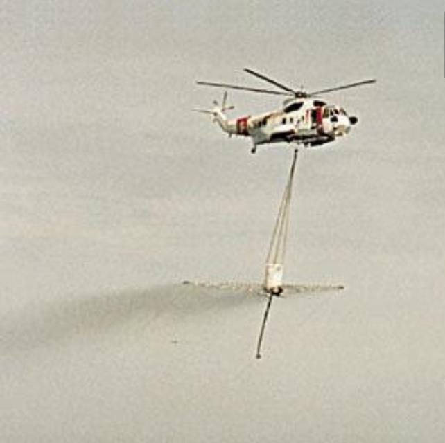 Dispergering Påføring av dispergeringsmidler fra helikopter med helikopter bøtte WP 115 Helikopter dispergeringsbøtte - Framo AS Nødvendig med rask igangsetting av dispergering av tungolje ved