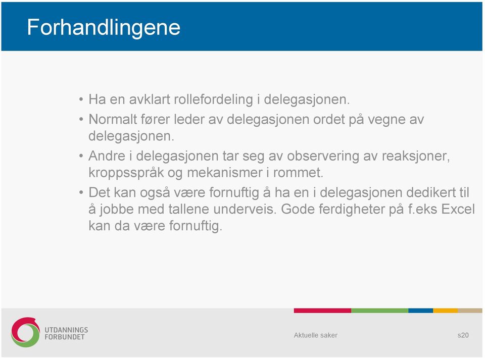 Andre i delegasjonen tar seg av observering av reaksjoner, kroppsspråk og mekanismer i rommet.