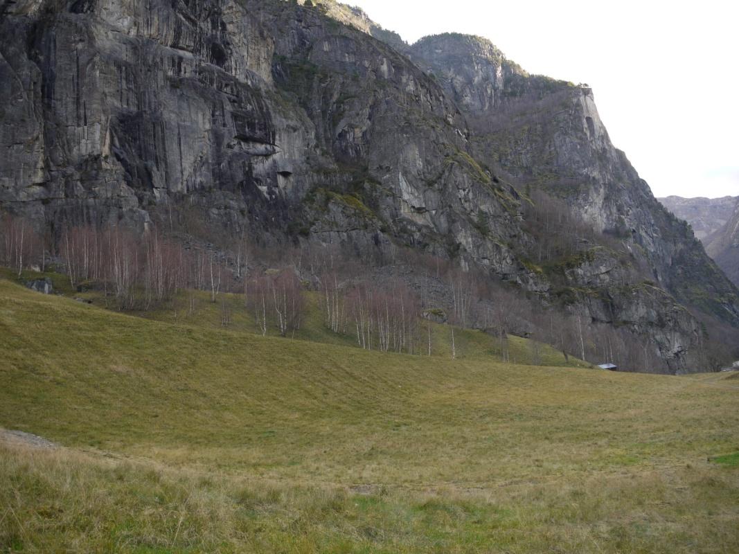 Skredfarevurdering GBnr 14/3, Vassbrekka, Aurland kommune 3 3 Topografi og grunnforhold Området (Fig. 4) ligger på en opprinnelig flat sand- og grusterrasse.