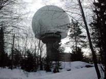 Oppgave 6 ( poeng) En radarantenne har en kuleformet kuppel med radien 0 m. En isklump glir uten friksjon fra toppen av kuppelen.