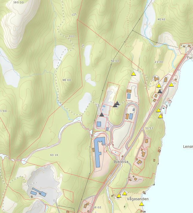 Kart henta frå www.miljostatus.no. Omtrentleg avgrensing av planområdet med raud tjukk line, ruinar med grå trekantar, bygg med gule trekantar.