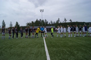 6/7: Orkla J13 er klar for finale i B-sluttspillet! Jentene har spilt bedre og bedre for hver kamp og i semifinalen ble Sverre slått 4-2. Dermed spiller jentene finale fredag kl. 10.30 mot Heimdal.