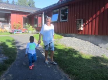 VI ER OPPTATT AV På Veslefrikk skal barna bli tatt gdt i mt hver dag. Dette gjør vi ved å hilse på barnet, snakke med dere freldre g tilby et fang dersm barnet trenger det i avskjedssituasjnen.