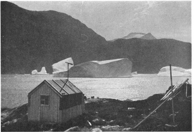 2 Flg. 1. At Mortensen's Station in the thlrd Fjord north of Lindenowfjorden. Looklng south-west. G. Horn phot. 2/9 1932. 62 45 ' N, i. e. in the so-called Tingmiarmiut area.