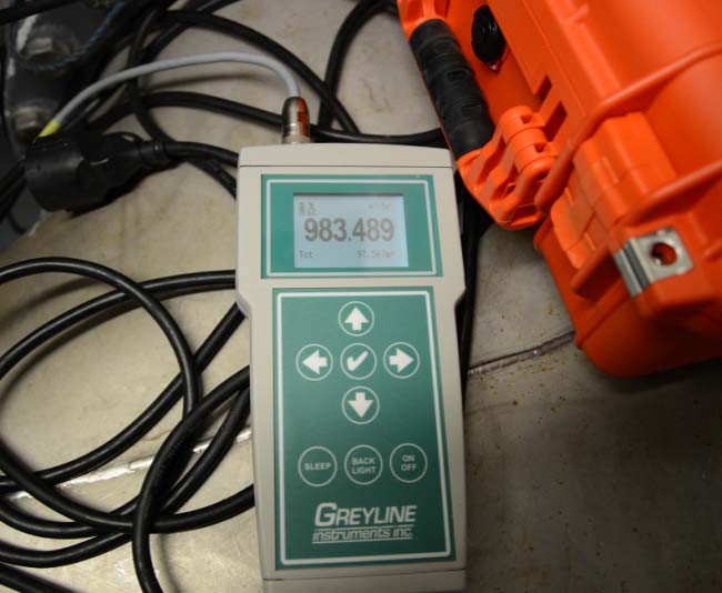 Figur 6 3: Greyline PDFM 5.0 håndholdt enhet og sensor. Figur 6 4: Greyline PDFM 5.0 enheten under pumping viser strømning i m3/time.