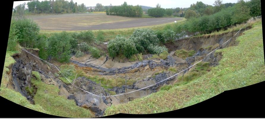 Våler forts. 13 Bilde av skredgropa tatt fra jordet i retning mot elva.