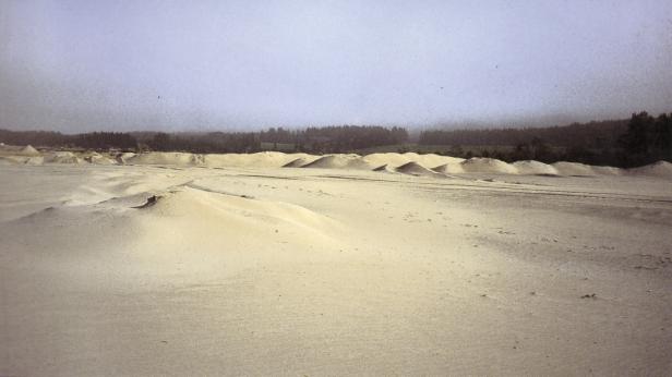 Figur 2. Øksna, like nord for Elverum, et av de hardest rammede områdene. Foto: FOTONOR Figur 5. Bortvasking av hele matjordlaget, med avdekking av gammel hustuft.