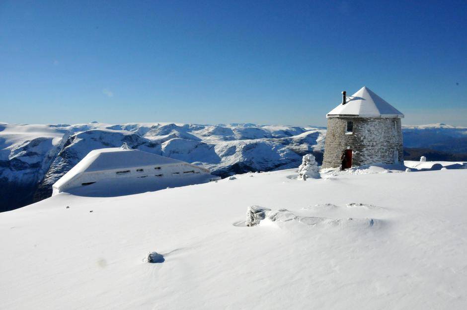 fokus, og tone ned uttrykket av fjellet. Dette er i strid med retningslinjene som legg vekt på at nybygg «i minst mogleg grad bryt med natur- og kulturlandskapet og eksisterande bygg i området».