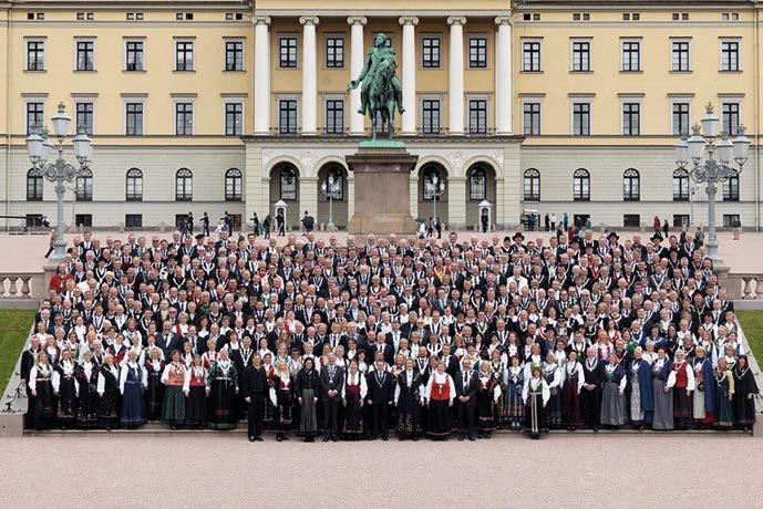 Foto: Oslo kommune/sturlason Landets ordførere samlet foran Det kongelige slott under grunnlovsjubileet i 2014. 1.5 STATEN OG KOMMUNESEKTOREN Kommuner og fylkeskommuner er formelt sett likestilte.