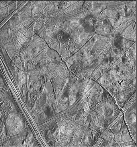Skylaget er for tett til ar vi kan se Venus overflate i synlig lys, men den er grundig studert fra radarmålinger, utført med instrumenter på jorda, men enda mer fra satellitter i bane rundt planeten.