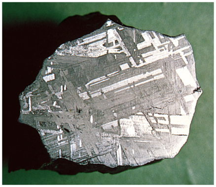 nedenfor. Hva forteller krystallmønsteret om hvor meteoren kommer fra og hvordan den er dannet? Hva forteller det om forholdene tidlig i solsystemets historie og om hvordan solsystemet ble dannet?