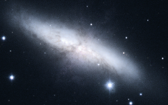 M 87 er en kjempestor ellipask galakse.