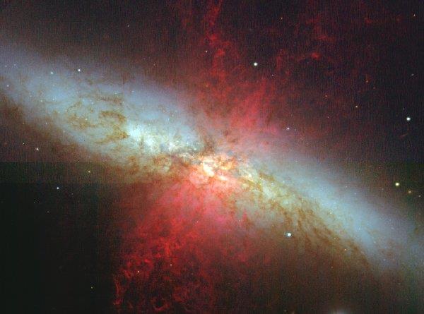 M82 er en irregulær galakse ingen struktur i synlig lys (t.v.) I infrarød stråling (t.h.