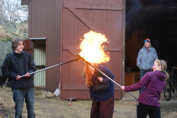 II. Kurs i flammeblåsing med Tone Okstad og Sceneinstruktørene i Lofoten I forbindelse med forberedelse til åpningen av SIT ble det holdt kurs med Scene Lofoten i flammeblåsing.