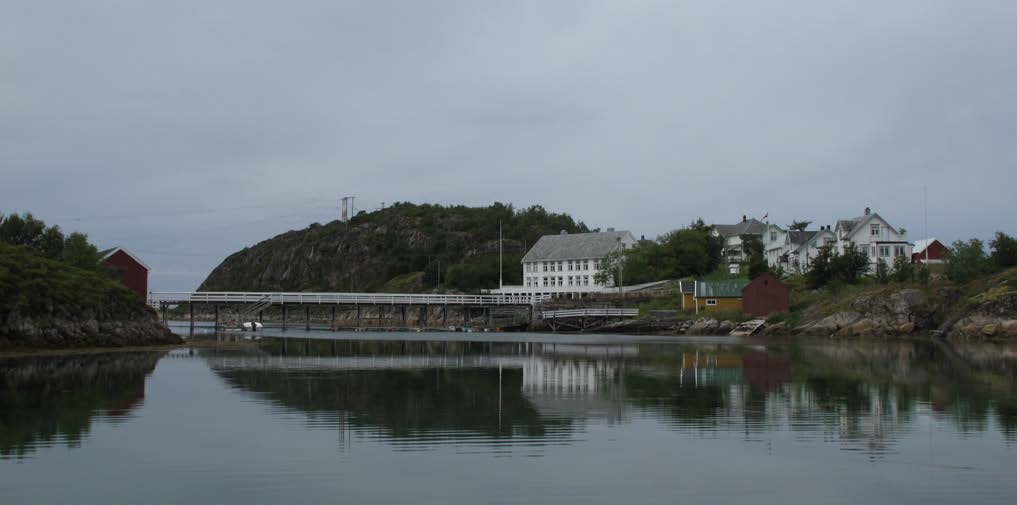 Grøtøy handelssted 2011. Hovedbygningen til venstre. Øvrige synlige bygninger er utenfor fredningsområdet.