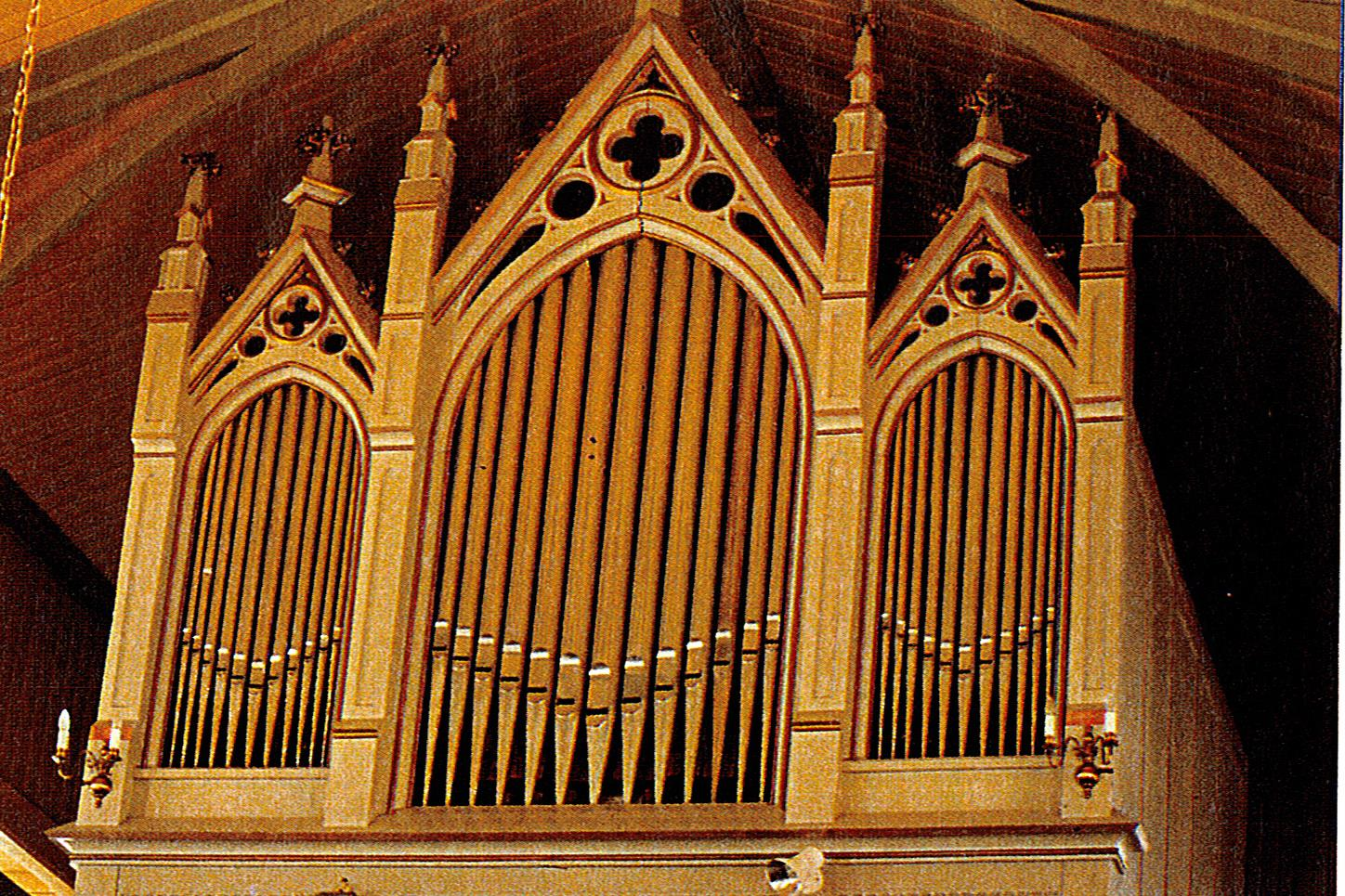 Fasaden på orgelet som i dag står i Lavangen kirke,
