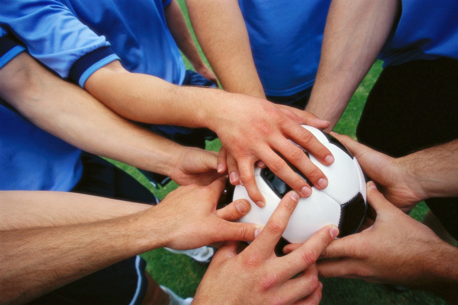 Ved NBK Tine Fotballskole gjennomfører vi den obligatoriske Fair Play-hilsenen Å håndhilse er en god skikk og et klassisk uttrykk for gjensidig respekt.