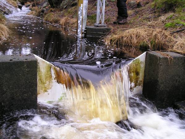 Usikkerhet i hydrologisk grunnlag risiko for produksjon/ økonomi Usikkerhet, overflatehydrologi: avrenningskartet bruk av representativ avløpsstasjon småfelts hydrologi