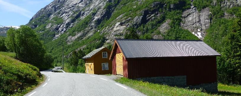 Rv. 13 Brattlandsdalen, Hordaland grense - Håra, strekningsanalyse 25 er fjellskjering må det sprengast ut. På nedsida av vegen må det fylles ut i sjø eller støttes opp med mur.