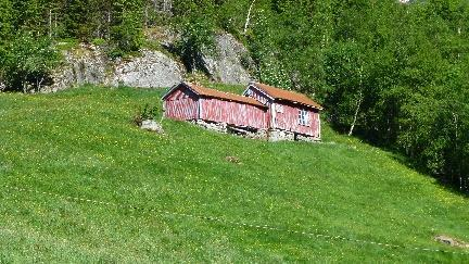 Rv. 13 Brattlandsdalen, Hordaland grense - Håra, strekningsanalyse 33 nedsida av vegen må det fylles ut i sjø eller støttes opp med mur.