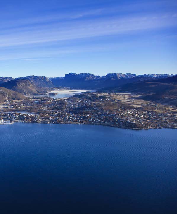 Taumarka ligger på et høydedrag med god utsikt til de vakre omgivelsene. Rundt kranser fjellene innover mot Ryfylkeheiene.