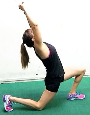 Øvelse 4. Strekk armene opp og se opp, slipp ned og ta i bakken samtidig som du retter ut begge ben. «Rull tilbake» til posisjon 2. Gjenta 5 ganger, bytt ben og 5 ganger til. Øvelse 5.