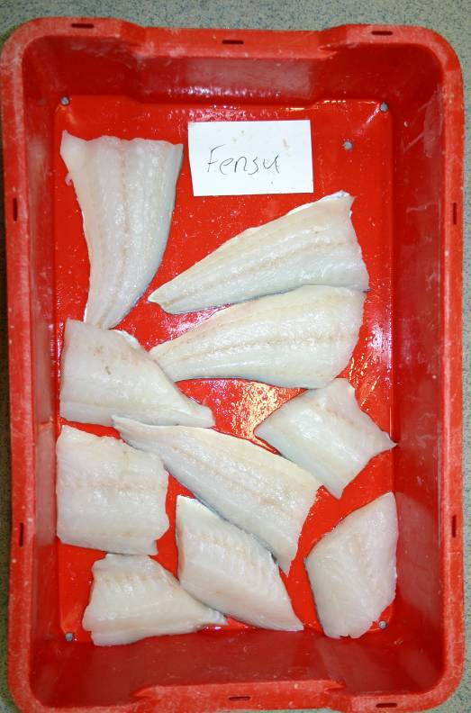 2 Innledende forsøk i små skala 2.1 Gjennomføring Hovedhensikten med disse forsøkene var å teste ut ulike alternativ for å få hvitest mulig saltfisk med utgangspunkt i samme råstoff.