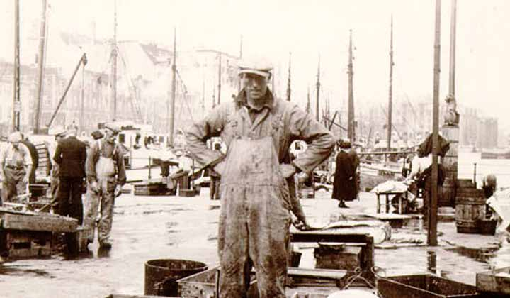 Her er Elias Fjelstad på fisketorget i Bergen i 1939. HISTORIKK Konsernet Lerøy Seafood Group kan spore sine aktiviteter tilbake til slutten av 1800-tallet.